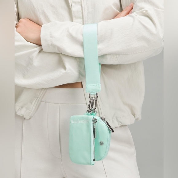 3🆕💙 Lululemon Dual Pouch Wristlet - Ideal Mint - Picture 1 of 7